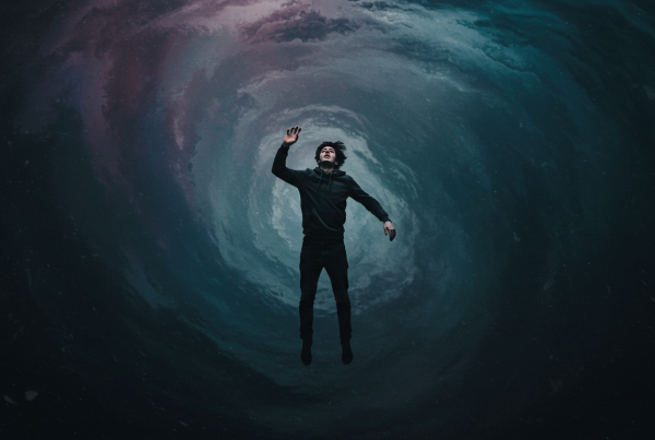 شخص يطفو في دوامة مائية